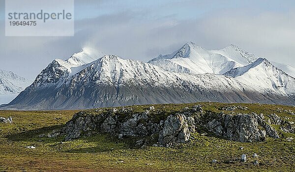 Verschneite Berge  Dauneninseln  Dunøyane Inselgruppe  Spitzbergen  Svalbard  Norwegen  Europa