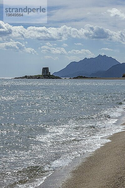 Torre di Bari Sardo  historischer  spanischer Wachturm aus dem 16. Jahrhundert im Gegenlicht  Bari Sardo  Ogliastra  Sardinien  Italien  Europa