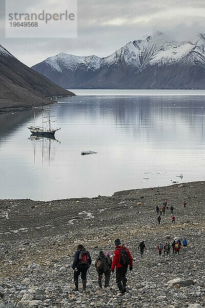 Touristen  Barkentine Antigua  Hornsund  Spitzbergen  Svalbard  Norwegen  Europa