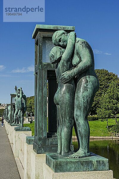 Mutter-Tochter Skulptur von Gustav Vigeland  Mensch  menschlich  Fürsorge  Frogner Park  Oslo  Norwegen  Europa