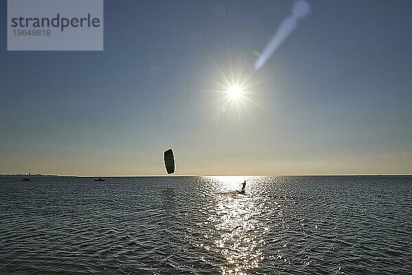 Kite-Surfer  Silhoulette  Abendlicht  Sonne als Stern  Gegenlicht  Lampedusa-Stadt  Insel Lampedusa  Provinz Agrigento  Pelagische Inseln  Sizilien  Italien  Europa