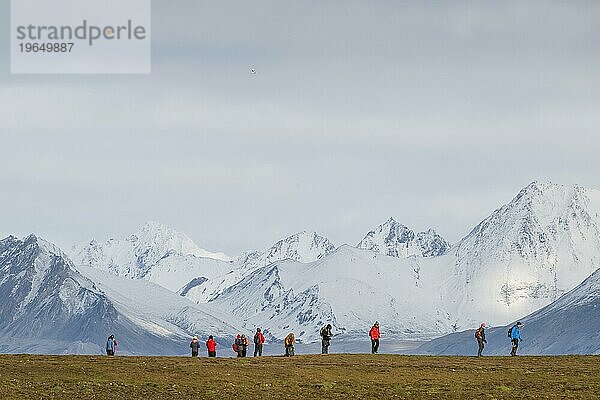 Gruppe von Touristen  verschneite Berge  Dauneninseln  Dunøyane Inselgruppe  Spitzbergen  Svalbard  Norwegen  Europa