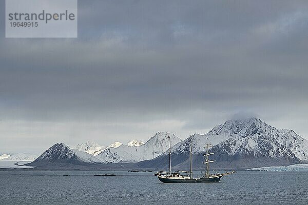 Barkentine Antigua  Gletscher Torellbreen  Spitzbergen  Svalbard  Norwegen  Europa