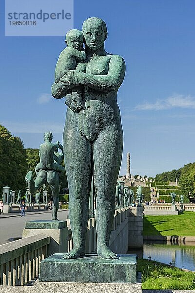 Mutter-Kind Skulptur von Gustav Vigeland  Mensch  menschlich  Fürsorge  Frogner Park  Oslo  Norwegen  Europa