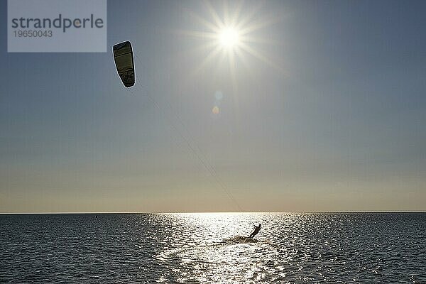 Kite-Surfer  Silhoulette  Abendlicht  Sonne als Stern  Gegenlicht  Lampedusa-Stadt  Insel Lampedusa  Provinz Agrigento  Pelagische Inseln  Sizilien  Italien  Europa