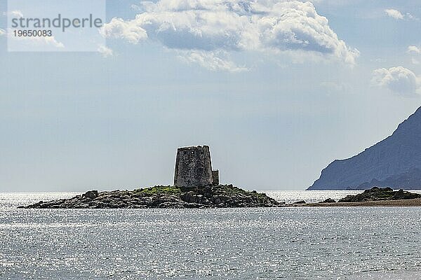 Torre di Bari Sardo  historischer  spanischer Wachturm aus dem 16. Jahrhundert im Gegenlicht  Bari Sardo  Ogliastra  Sardinien  Italien  Europa