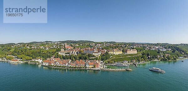 Luftbild-Panorama von der Stadt Meersburg mit der Seepromenade und Hafen  Bodenseekreis  Baden-Württemberg  Deutschland  Europa