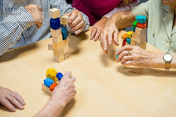 Draufsicht auf einen Tisch in einem Pflegeheim mit Menschen  die mit Geschicklichkeitsspielen spielen