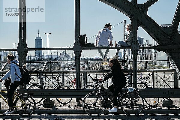 Junge Menschen treffen sich während der auf der Hackerbrücke in München