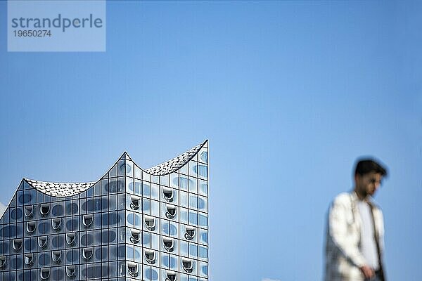 Silhouetten von Personen auf der Hafenpromenade vor der Elbphilharmonie  Hamburg  Deutschland  Europa