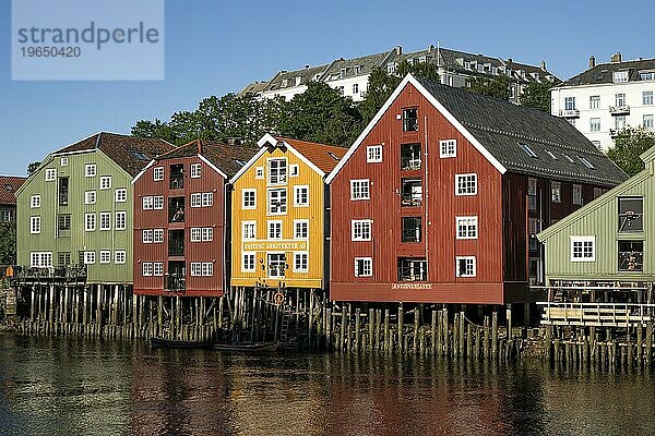 Historische Speicherhäuser  Fluss Nidelva  Trondheim  Norwegen  Europa