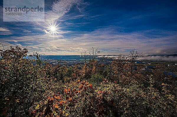 Blick auf Jena Lobeda im Herbst am frühen Morgen mit Nebel und Sonnenstern  Jena  Thüringen  Deutschland  Europa