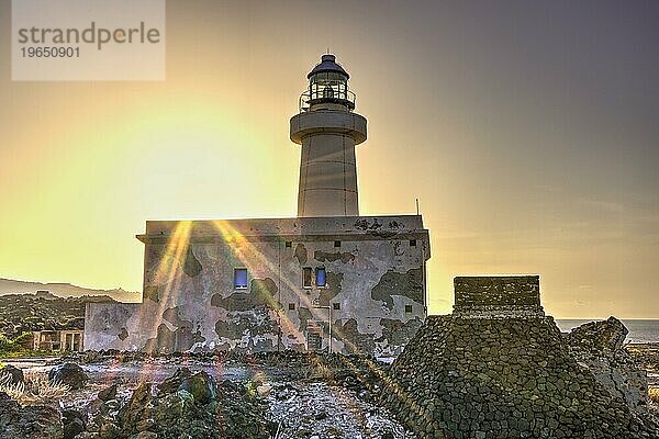 HDR  Gegenlicht  Sonnenaufgang  Leuchtturm  Punta Spadillo Lighthouse  Ostküste  Pantelleria  Pelagische Inseln  Sizilien  Italien  Europa