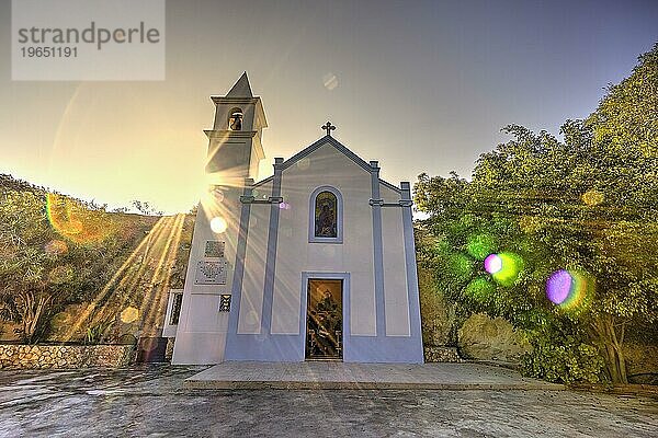 Gegenlicht  Sonne als Stern  blau-weiße Kirche  Santuario Della Madonna di Porto Salvo  Insel Lampedusa  Provinz Agrigento  Pelagische Inseln  Sizilien  Italien  Europa