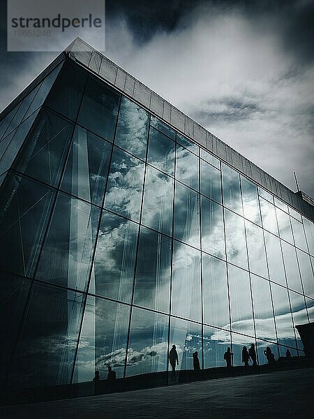 Silhouetten spiegeln sich in der Fassade der Oper in Oslo  Norwegen  Europa