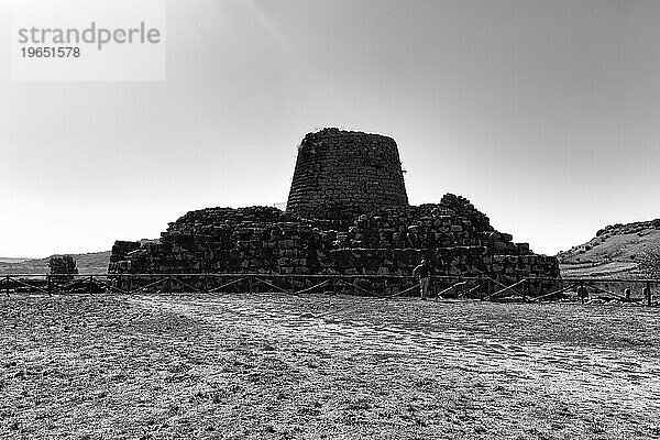 Nuraghe Santu Antine  Turm der Bonnanaro Kultur  Megalith Ruine  Festung  archäologische Stätte bei Torralba  monochrom  Gegenlicht  Sassari  Sardinien  Italien  Europa