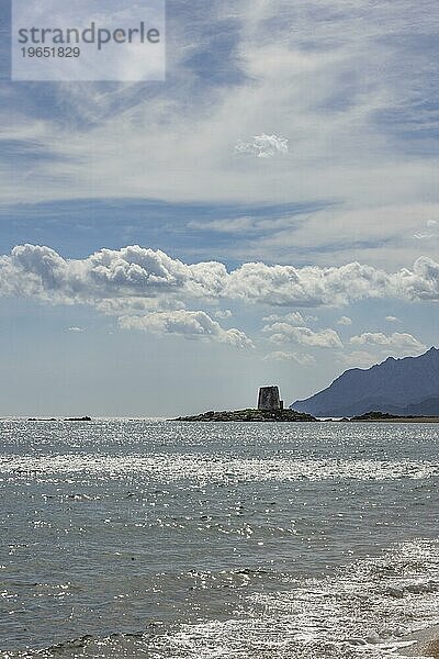 Torre di Bari Sardo  historischer  spanischer Wachturm aus dem 16. Jahrhundert im Gegenlicht  Bari Sardo  Ogliastra  Sardinien  Italien  Europa