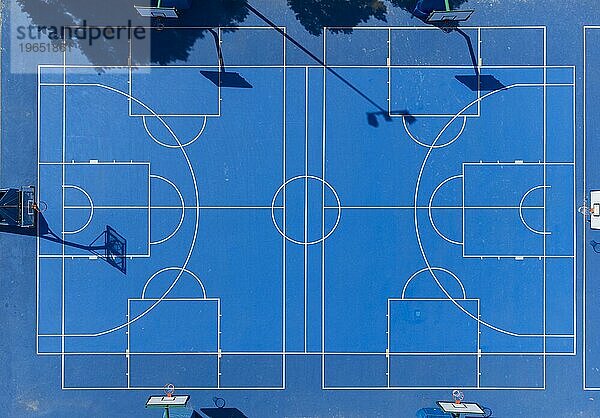 Luftaufnahme eines blauen Basketballplatzes im Freien