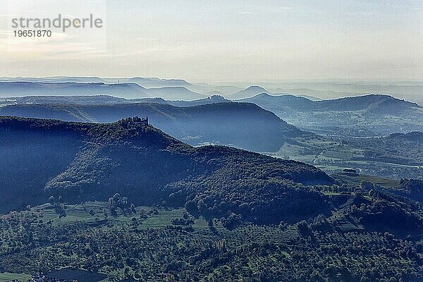 Herbst auf der Schwäbischen Alb  Silhouette des Albtrauf mit Burg Teck  Luftaufnahme  Owen  Baden-Württemberg  Deutschland  Europa