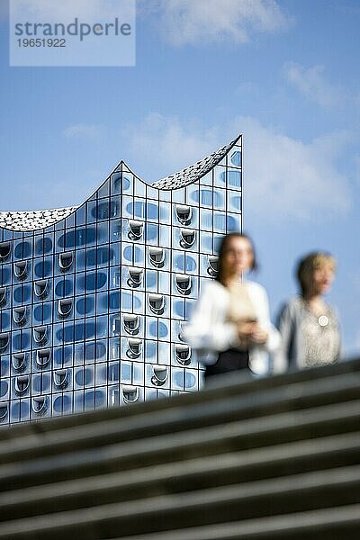 Silhouetten von Personen auf der Hafenpromenade vor der Elbphilharmonie  Hamburg  Deutschland  Europa