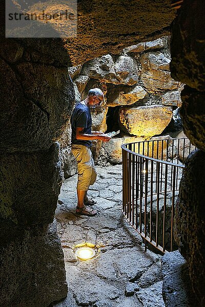 Tourist erkundet Nuraghe Santu Antine  Bonnanaro Kultur  Megalith Ruine  Festung  archäologische Stätte bei Torralba  Innenaufnahme  Sassari  Sardinien  Italien  Europa