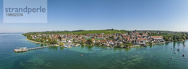 Luftbild-Panorama von der Bodenseegemeinde Hagnau mit dem Schiffanleger  Bodenseekreis  Baden-Württemberg  Deutschland  Europa