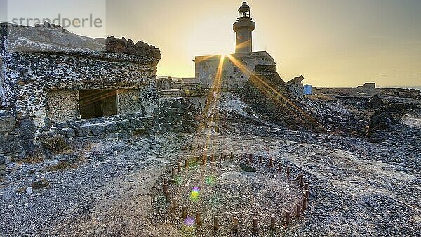 HDR  Gegenlicht  Sonnenaufgang  Leuchtturm  Punta Spadillo Lighthouse  Verankerungsbolzen für Geschütz  Ostküste  Pantelleria  Pelagische Inseln  Sizilien  Italien  Europa