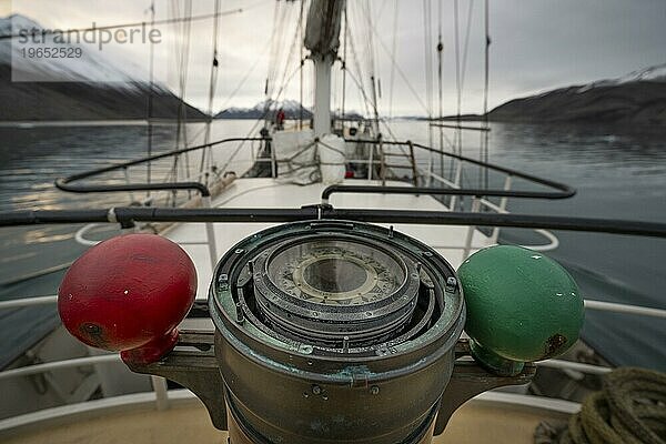 Kompass  Barkentine Antigua  Hornsund  Spitzbergen  Svalbard  Norwegen  Europa