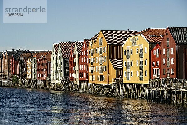 Historische Speicherhäuser  Fluss Nidelva  Trondheim  Norwegen  Europa