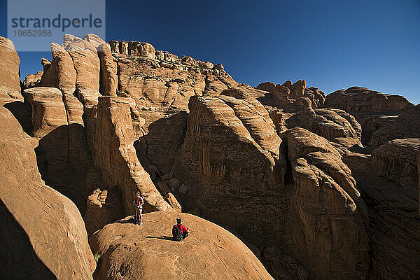 Zwei Menschen an einem felsigen Wüstenort  Arches-Nationalpark  Moab  Utah.