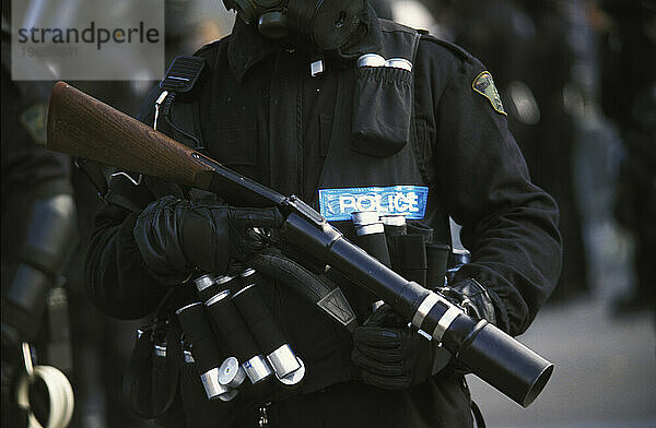 Bereitschaftspolizisten der RCMP und der Ontario Provincial Police (OPP) bewachen die G20-Proteste in Ottawa im Jahr 2001.