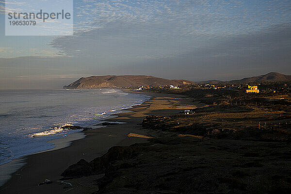 Morgendämmerung am leeren  sandigen Ufer in der Nähe von San Pedritos in Pescadero  Baja California Sur  Mexiko.