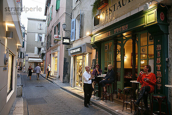 Menschen sitzen in einer Bar in Vieille Ville  der Altstadt  St. Tropez  Var  Provence  Frankreich.