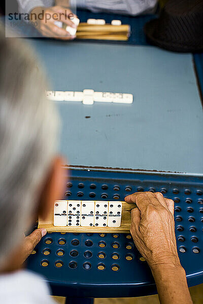 Älterer Mann spielt Domino auf der Straße in der Altstadt von San Juan  Puerto Rico