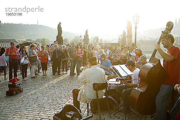 Musikkapelle spielt auf der Karlsbrücke  Prag  Tschechische Republik.