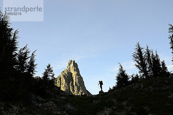 Die Silhouette eines Rucksacktouristen neben einem der Minarette auf der Sierra High Route  Kalifornien.