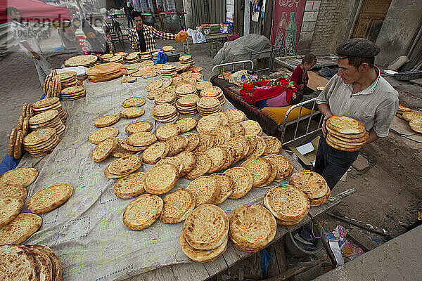 Junger Mann backt Brot in Kucha  Xinjiang  China.
