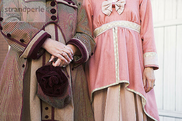 Zwei Frauen tragen Vintage-Kleider.