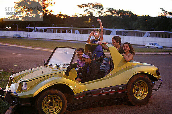 Familie sitzt an einem Cabrio  Brasilia  Brasilien.