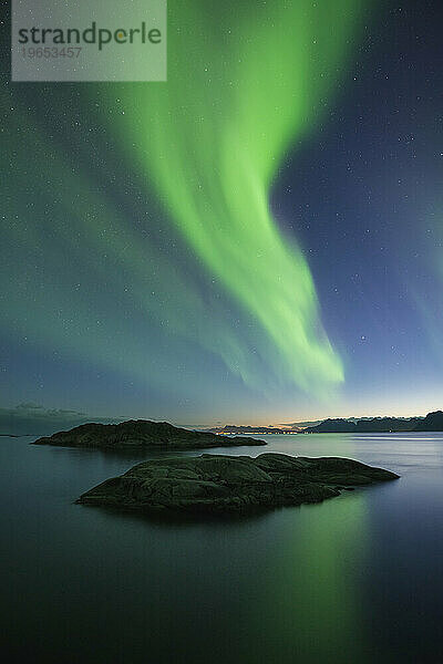 Nordlichter - Aurora Borealis füllen den Himmel über der Küste  Austvågåy  Lofoten  Norwegen