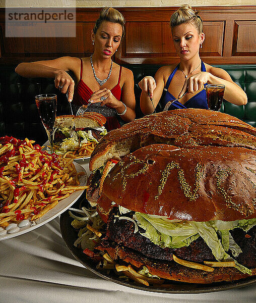 Frauen essen 50-Pfund-Hamburger