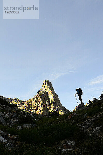 Die Silhouette eines Rucksacktouristen neben einem der Minarette auf der Sierra High Route  Kalifornien.