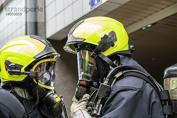 Zwei Feuerwehrleute beim Buddy Check  Annecy  Haute Savoie  Frankreich