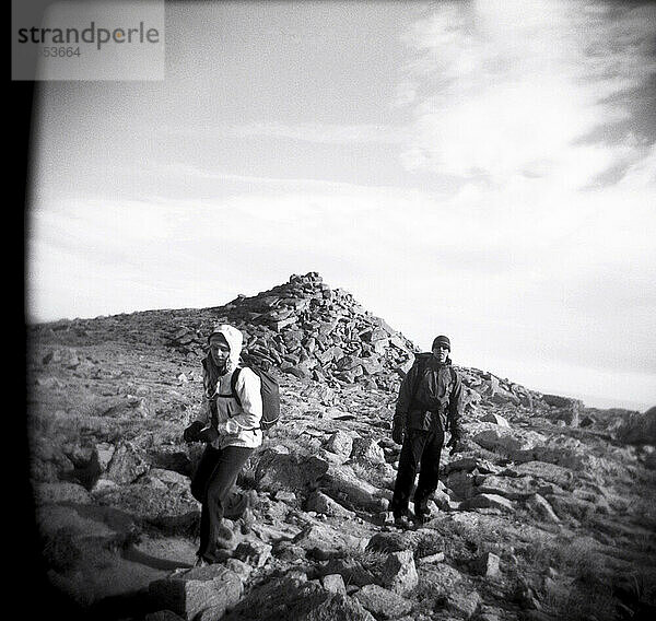 Zwei Bergsteiger auf dem Weg zum Gipfel des Longs Peak  Colorado.