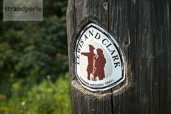 Das offizielle Siegel des Lewis and Clark Trail ist an einer Wegmarkierung in der Nähe von Orofino  Idaho  angebracht.