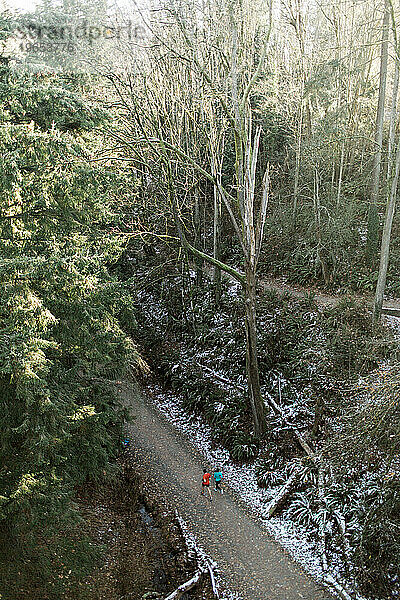 Zwei Läufer auf Waldweg  Seattle  Washington  USA