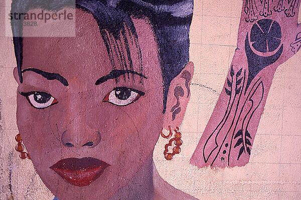Wandgemälde mit afrikanischer Schönheit und Henna-Arm- und Handdesigns  Stone Town.