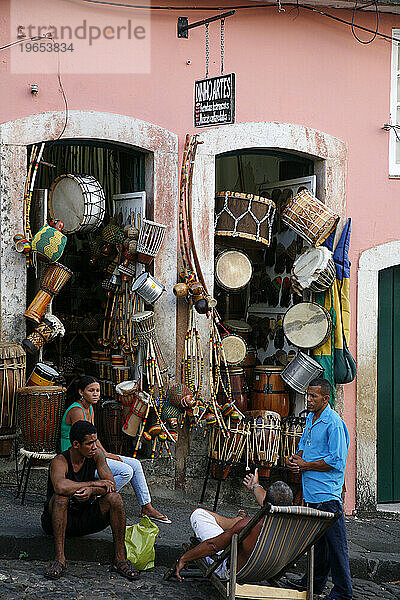 Schlagzeug-Shop am Largo de Pelourinho  Salvador  Bahia  Brasilien.