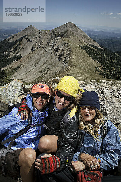 Drei Frauen posieren für ein Foto auf einem Berg in den La Sal Mountains  Utah.