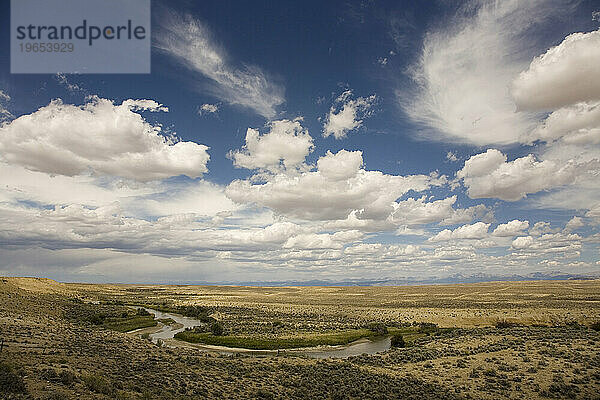 Ein gewundener Fluss gleitet durch die Salbeibüsche der Wind River Range in Wyoming.